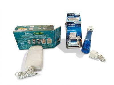 une boîte de piles et un chargeur posés sur une surface blanche