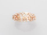 une bague en or rose 18 carats sertie de diamants taille baguette et de diamants