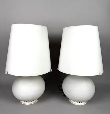 deux lampes blanches avec des abat-jours blancs sur fond gris