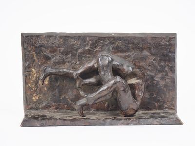 statue d'un homme tenant une batte de baseball posée sur un bloc de pierre