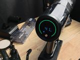une cafetière posée sur une table sur laquelle se trouve une horloge
