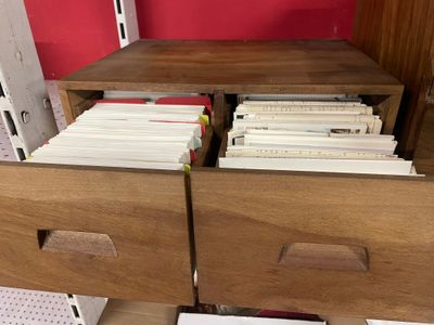 Fort lot d'enveloppes et cartes premier jour avec casiers de…