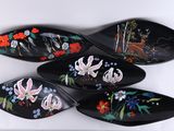 quatre cuillères noires ornées de fleurs et d'oiseaux peints