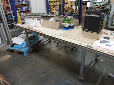 une photo d'un établi dans une usine, avec de nombreux outils