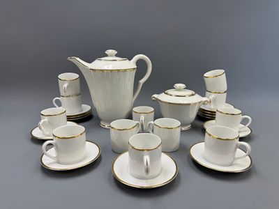 plusieurs tasses et soucoupes et une théière sur la table