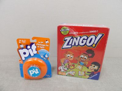 une boîte de Zingo et un chien en peluche sur la table