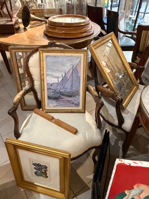 une table avec des photos posées dessus, dans une pièce