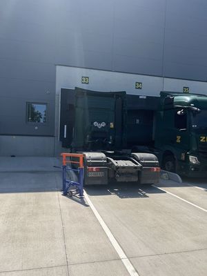 un gros camion garé devant un immeuble