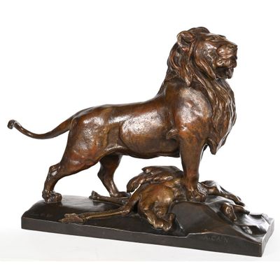 bronze statue of a lion and a lioness on a marble base