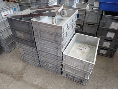 une pile de caisses sur laquelle sont posées une paire de ciseaux