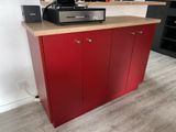 une armoire rouge sur laquelle est posée une cafetière