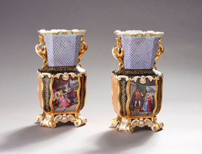 deux vases ornés de portraits de personnes, placés l'un à côté de l'autre