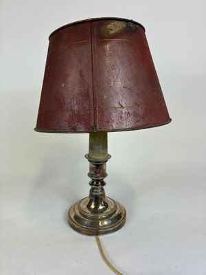 une lampe surmontée d'un abat-jour rouge