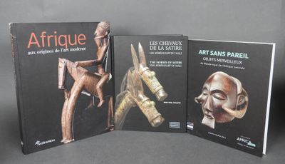 trois livres consacrés à l'art et à la sculpture, exposés sur une table