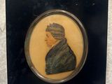 une vieille photo d'un homme en costume noir, coiffé d'un chapeau