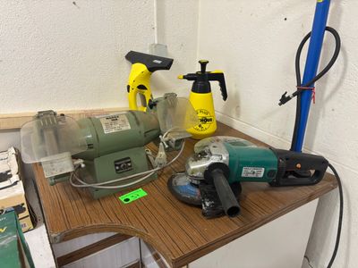 une petite table sur laquelle sont posés des outils, dans une pièce
