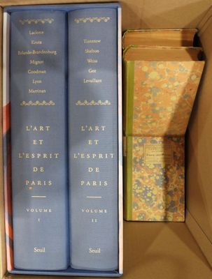 trois livres dans une boîte, posés les uns à côté des autres