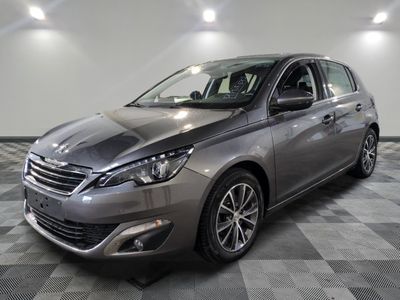 la voiture grise est garée sur un sol en damier dans le garage