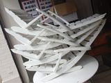 une grande pile de chaises blanches posées sur une table