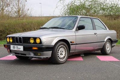 BMW 325i 1988. Voiture équipée d'un magnifique 6 cylindres 2…
