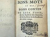 un vieux livre ouvert sur une table