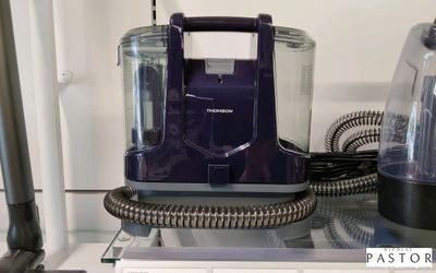 un petit mixeur posé sur une étagère en verre