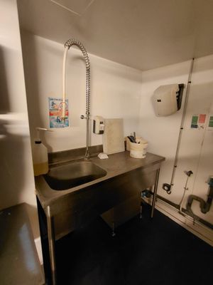 une salle de bains avec un lavabo et un miroir au mur