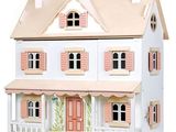 maison de poupées avec des volets roses et un toit blanc, et des volets roses