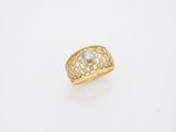 une bague en or avec un diamant serti au centre