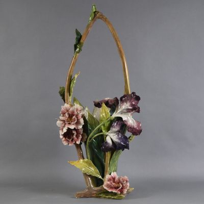 un gros plan d'un vase contenant des fleurs, posé sur une table