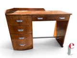 un bureau en bois muni de tiroirs et sur lequel est posé un miroir