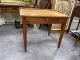 une petite table en bois avec un tiroir en dessous