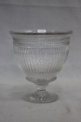 un bol en verre posé sur une table