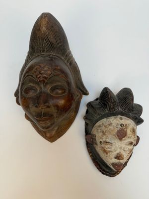deux masques accrochés l'un à côté de l'autre au mur