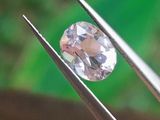 un gros plan sur un diamant tenu par deux tweets