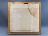 une vieille photo représentant un morceau de papier posé sur un cadre en bois
