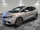 une voiture argentée garée dans un garage au sol en damier