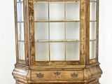 une vieille vitrine en bois avec des portes vitrées et des tiroirs