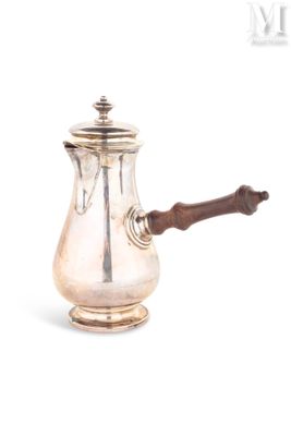une cafetière ancienne en argent avec une poignée en bois sur fond blanc