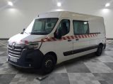 la photo d'une camionnette blanche garée dans un garage