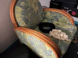 une chaise qui se trouve dans le coin d'une pièce