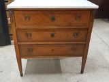 une commode en marbre exposée dans un magasin
