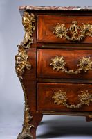 Commode tombeau en placage de bois de violette et de bois de… (photo 5)