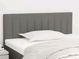 un lit avec une tête de lit grise et des draps blancs