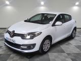 la voiture blanche est garée sur un carrelage à carreaux