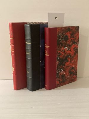 trois livres posés sur une table blanche