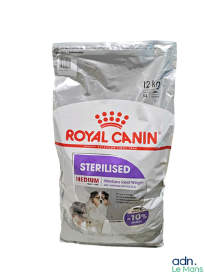 un sac de croquettes Royal Canin pour chiens stérilisés sur fond blanc
