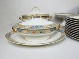 de nombreuses assiettes et bols empilés sur une table