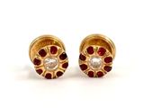 une photo d'une paire de boucles d'oreilles à clous en diamants rouges et blancs