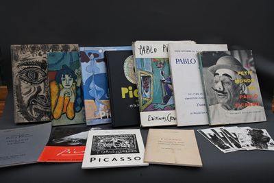 plusieurs livres sont posés sur une table à fond noir